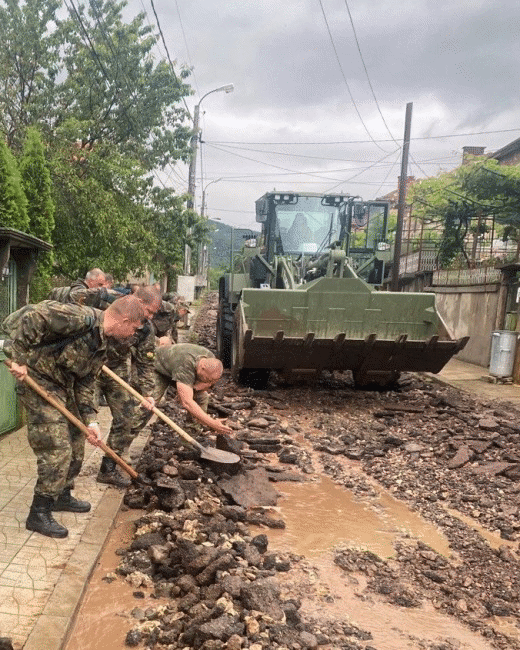 Военнослужещи от Сухопътните войски и днес помагат на хората в Берковица