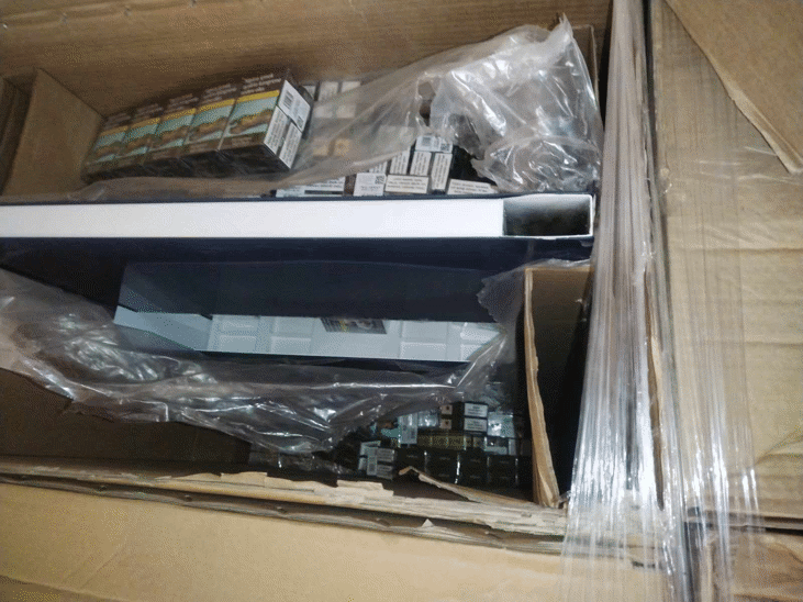Митнически служители откриха 61 600 къса контрабандни цигари в опаковки на мебели