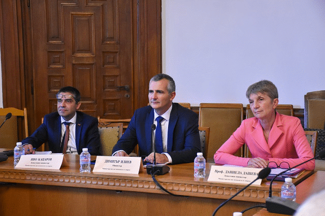 Министър Димитър Илиев представи своя екип и приоритетите му в парламентарната Комисия по въпросите на децата, семейството, младежта и спорта