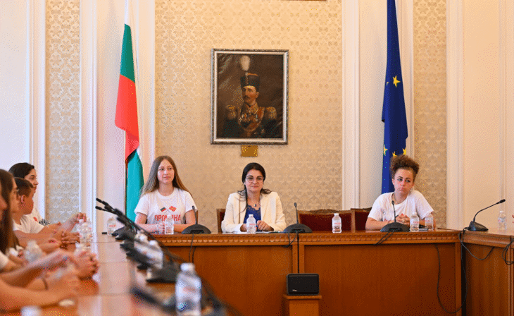Заместник-председателят на Народното събрание Росица Кирова разговаря с децата, участващи в социално-информационната кампания „От двете страни на границата”