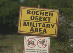 „Да дойдат депутатите в Безмер да живеят, докато се махнат самолетите. Ще им освободим къщите си"