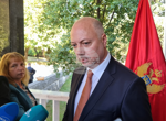Когато полицейски служител се легитимира и влезе в ситуация да предотврати противообществена проява, всички трябва да се подчиняват, каза министър Митов