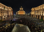 И в полунощ центърът на София остава блокиран от многохилядния протест
