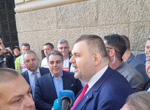 Пеевски и Асен Василев си размениха остри реплики пред парламента (ВИДЕО)