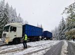 Тежка зимна обстановка в страната: Затворени пътища, закъсали тирове и ограничено движение (ВИДЕО)