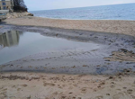 Мазут оцапа плажове у нас, замърсяването е от стар разлив извън наши води