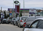Петкилометрови опашки за бензин в Русия, шофьорите чакат до 36 ч