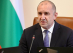 Радев срещу критиките от плажа: Наваксваме проспаните години
