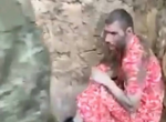 За наказание: Пратиха в “месомелачката” руски войник облечен в рокля (ВИДЕО 16+)