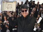 Breaking news.
    
                          Cannes Palme d'Or trophy to Iranian 'It Was Just an Accident'