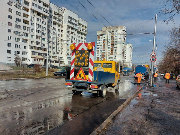 Продължава миенето на пътните платна в София