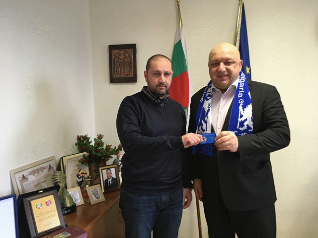 Министър Кралев получи членска карта на официалния фенклуб на „Челси“ в България