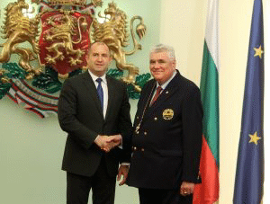 Академик Александър Г. Петров с орден „Св. св. Кирил и Методий“ – огърлие