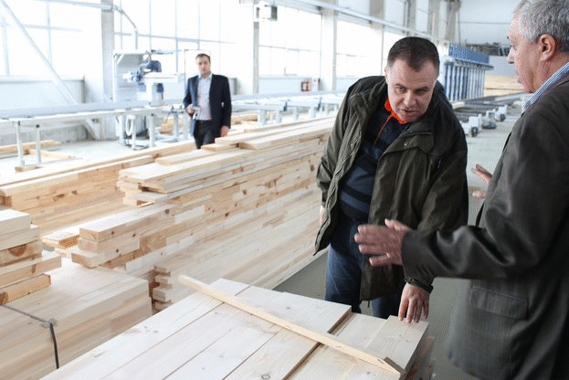 Министър Найденов призова бизнеса да не плаща  комисионни за кубик дърва