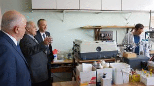 Министърът на образованието и науката Красимир Вълчев посети обновени лаборатории в Института по обща и неорганична химия при БАН