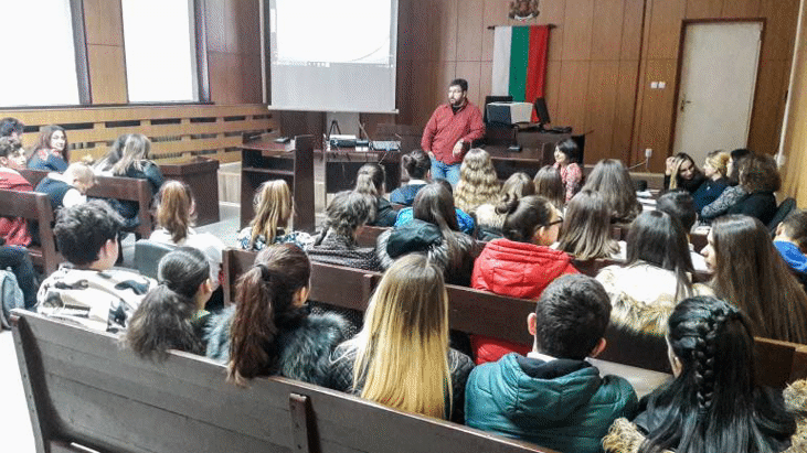 Прокурори от Районна прокуратура - Стара Загора изнесоха лекция пред ученици за защита на личните данни в Интернет