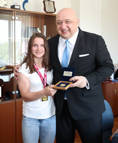 Министър Кралев награди шампионите и медалистите от Европейското първенство по борба