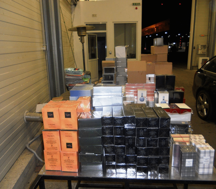 Хиляди парфюми, аксесоари и маратонки с логото на известни марки задържаха митнически и гранични служители на ГКПП Капитан Андреево