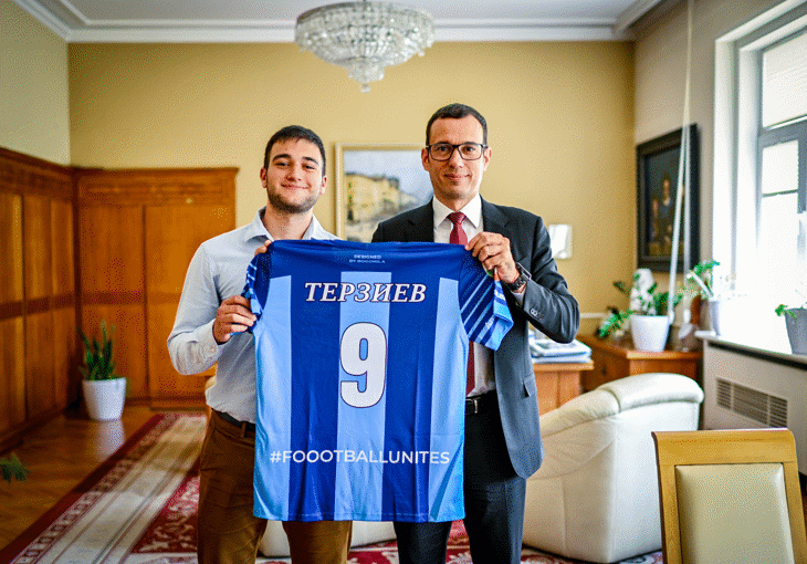 В знак на благодарност кметът Васил Терзиев получи фланелка от Дружеството за ООН в България