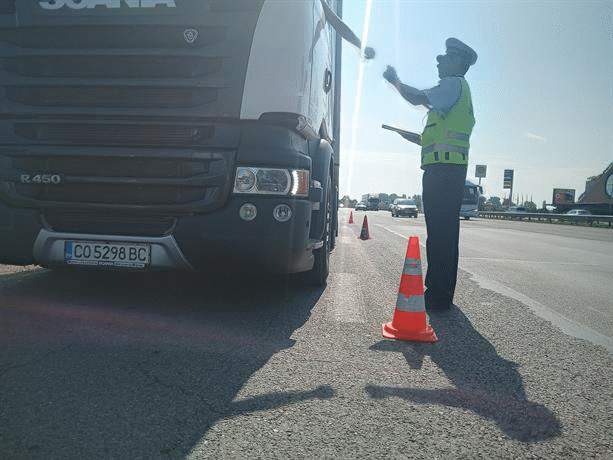 ​Засилени проверки на товарните автомобили и автобусите