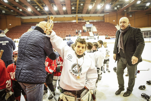 Министър Кралев награди участниците в детския хокеен турнир „Крос Айс“