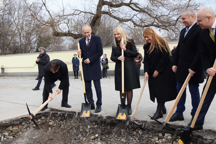 Министър Мариан Бачев Участва В Церемонията По Първа Копка, С Която Започна Изграждането На Нов Образователен Корпус Към 134 Средно Училище „Димчо Дебелянов"