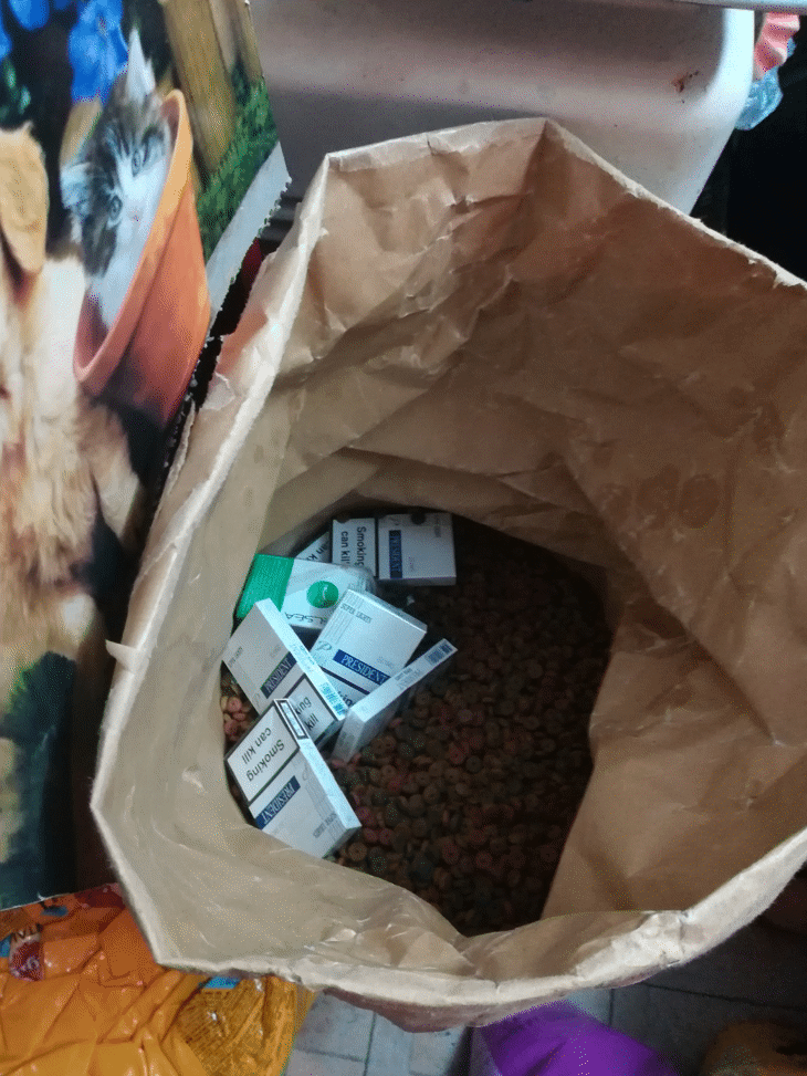 Нелегални цигари в торби с кучешка храна задържаха инспектори от Митница Свищов в магазин за домашни любимци