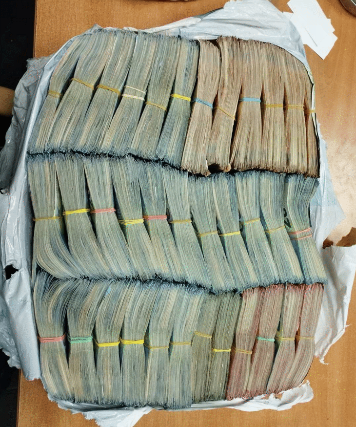Районна прокуратура-Хасково привлече като обвиняеми двама турски граждани за недекларирана валута в общ размер от 676 227 лева, открита в автобус и товарен автомобил на ГКПП – Капитан Андреево