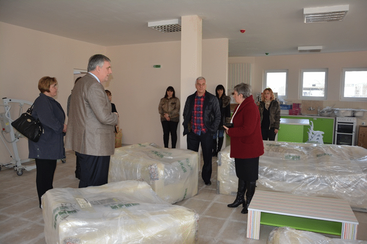 Министър Калфин лично разгледа част от новите Центрове за настаняване от семеен тип в гр. Стара Загора