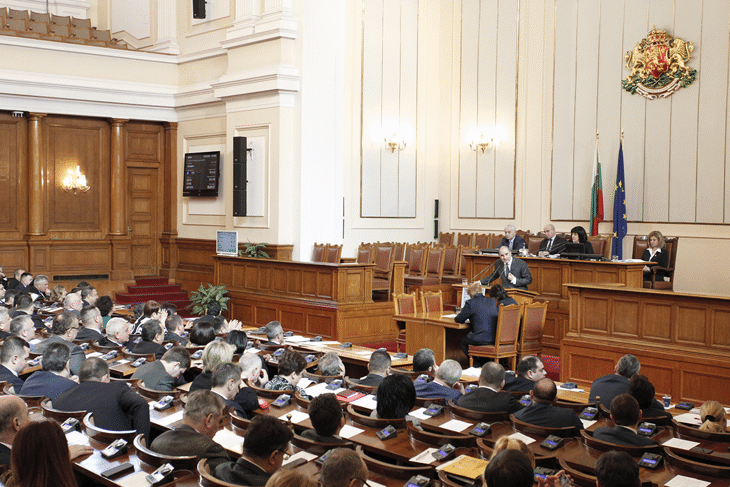 Парламентът прие на първо четене промени в Кодекса на труда, свързани със сезонните работници и служителите на МВР