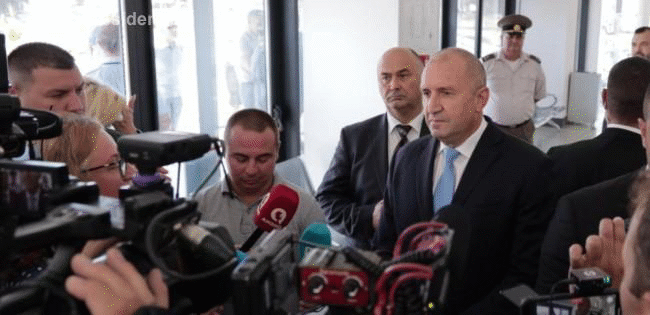 Румен Радев: Санкционирани за корупция от стратегическите ни партньори политици извършват брутална чистка в ДАНС и превръщат службата в своя бухалка