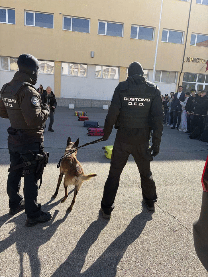 „Не сте сами“ на Агенция „Митници“ и НАП даде старт на новата учебна година с лекция пред 200 ученици в Банкя