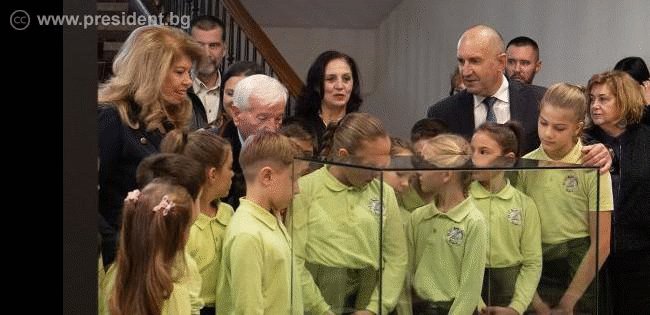 По инициатива на вицепрезидента Илияна Йотова президентската институция представи изложба за покръстването, глаголицата и кирилицата