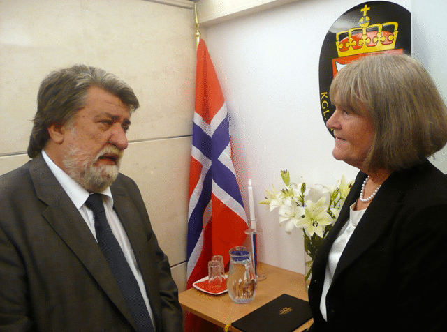 Министърът На Културата Вежди Рашидов Бе Сред Първите, Които Се Разписаха В Книгата За Съболезнования В Норвежкото Посолство