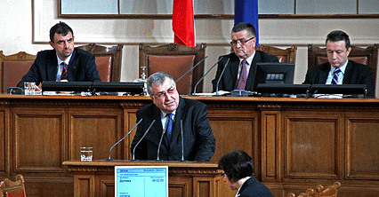 На парламентарен контрол е посветено днешното заседание на парламента. На въпроси и питания на народни представители отговарят служебният премиер Георги Близнашки и министри
