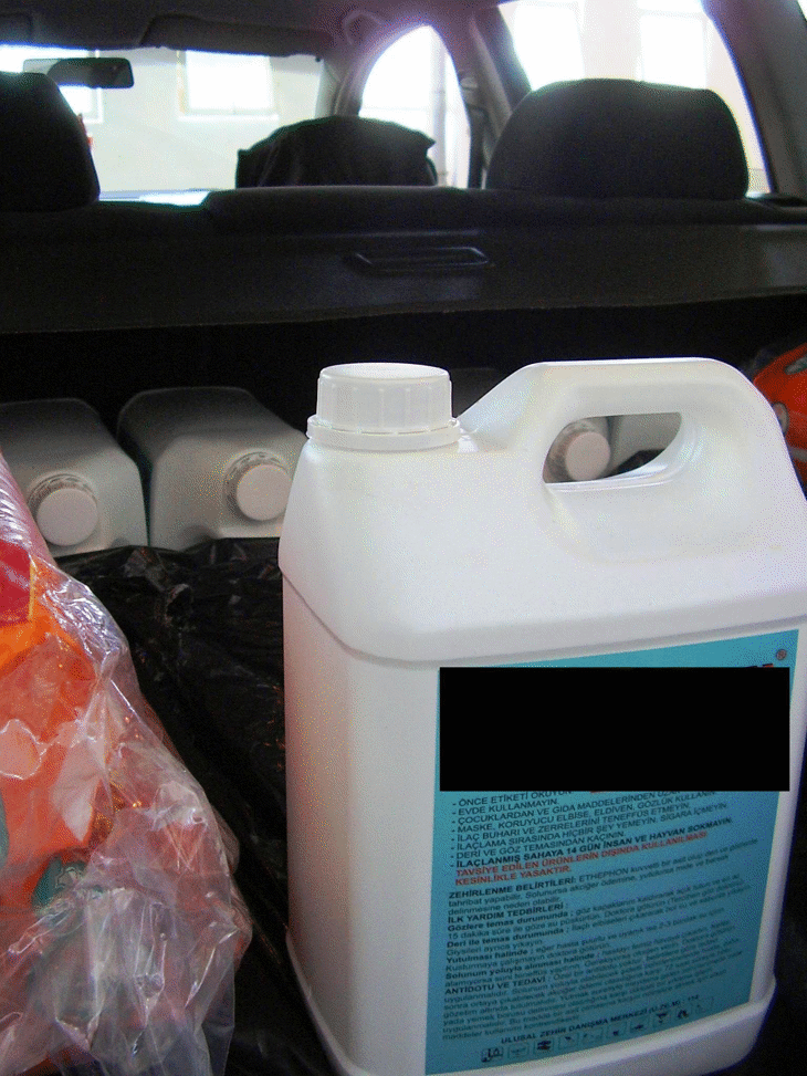 Над 300 литра контрабандни препарати за растителна защита и 12 бутилки фреон откриха митническите служители на МП Капитан Андреево