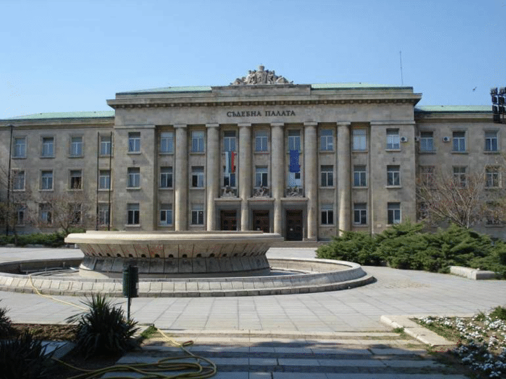 По искане на Окръжна прокуратура – Русе, съдът задържа български гражданин, обявен за международно издирване с Европейска заповед за арест