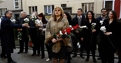 По повод Деня на Конституцията председателят на парламента Цецка Цачева, народни представители и млади юристи поднесоха цветя на паметната плоча на видния български парламентарист и държавник Петко Каравелов