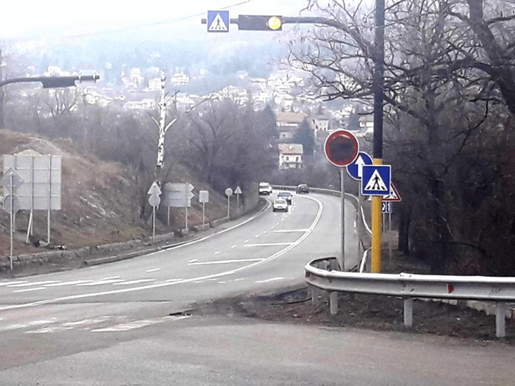 Недобросъвестни граждани са завъртeли и увредили знаци на пътя през Владая, застрашавайки безопасността на движение