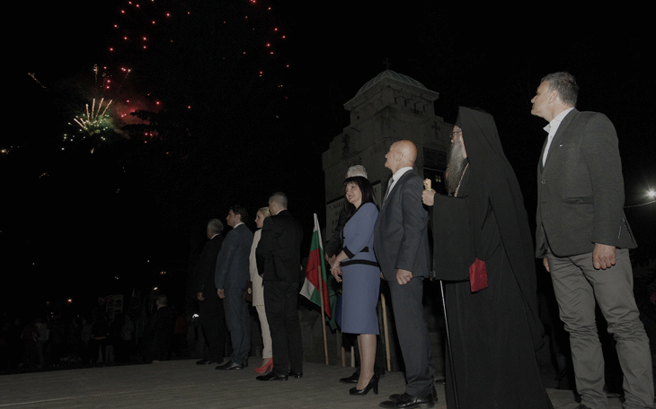 Председателят на парламента Цвета Караянчева присъства в Копривщица в тържествената заря-проверка по повод 142-та годишнина от Априлското въстани