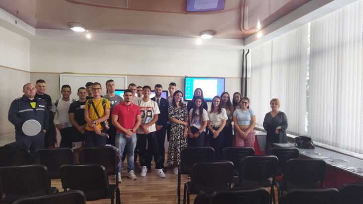Прокурори от Окръжната и Районната прокуратури в Добрич, заедно със служител на ОД на МВР, разговаряха с ученици от 11 и 12 клас за въздействието на алкохола и наркотиците при управлението на МПС