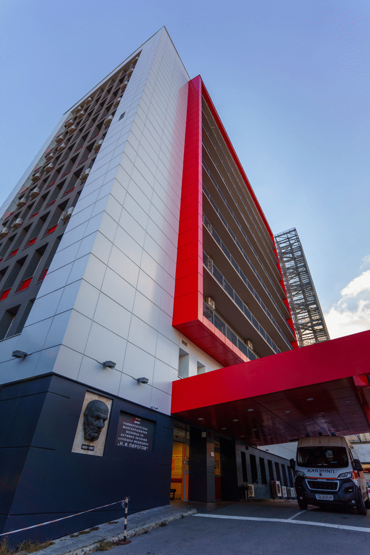 Нощта е преминала спокойно за 63-годишния пациент, опериран късно снощи след инцидент в метрото