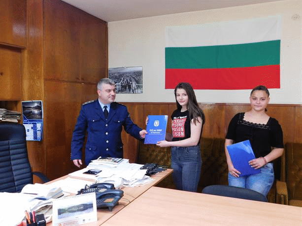 Две ученички от Попово намериха плик с 290 лева и го предадоха в полицията