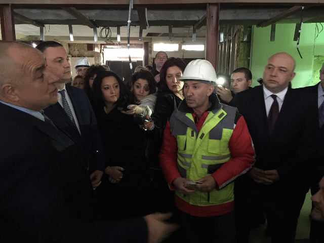 Премиерът Борисов и министър Кралев инспектираха ремонта на Двореца на културата и спорта във Варна