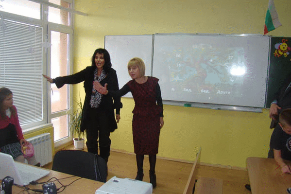 Министър Анелия Клисарова Игра „Джъмпидо” С Второкласници От Божурище