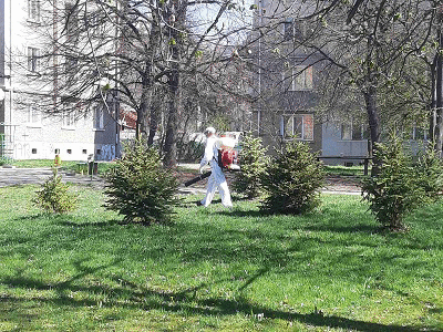 Продължава извършването на обработки на зелени площи срещу кърлежи