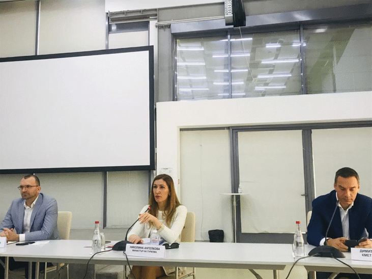Министър Ангелкова след среща с бранша в Бургас: Обсъждаме възможност за отваряне на границите за туристи на двустранна основа с държави със сходна с нашата епидемична обстановка