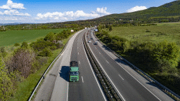 Утре за изкърпване на настилката се променя организацията на движение в участък от АМ „Тракия“ в област Ямбол