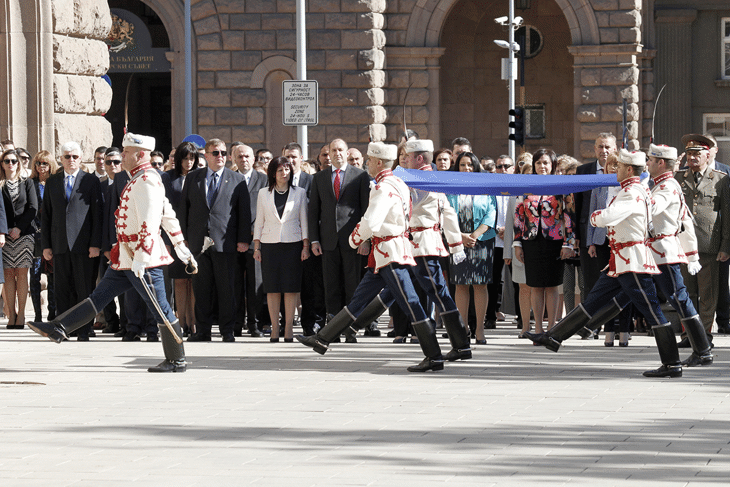 Председателят на Народното събрание Цвета Караянчева и народни представители присъстваха на тържествената церемония по издигане на знамето на Европейския съюз