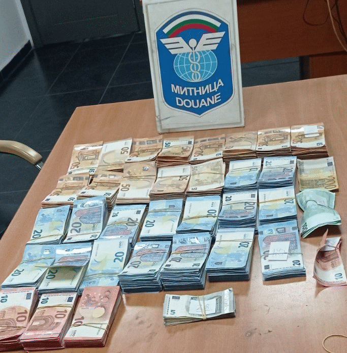 Митническите служители на МП Капитан Андреево откриха недекларирана валута за над 850 000 лева